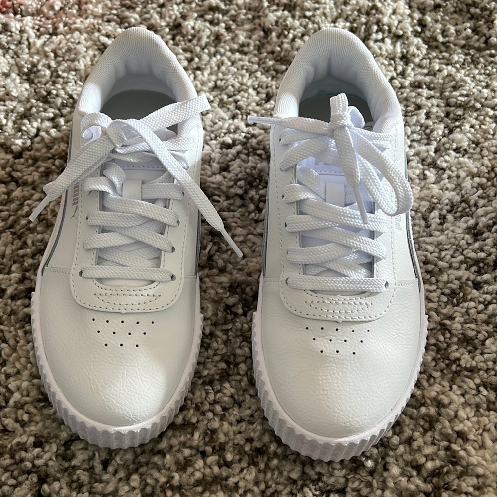 White puma sneakers